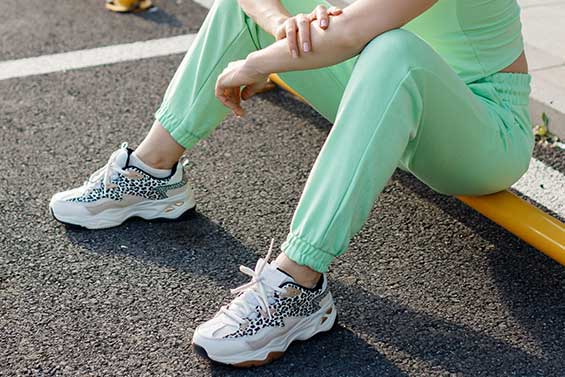 обувки бели с животинска шарка