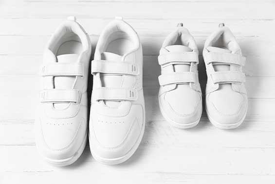 бели маратонки