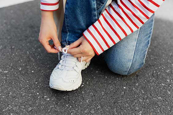 бели обувки