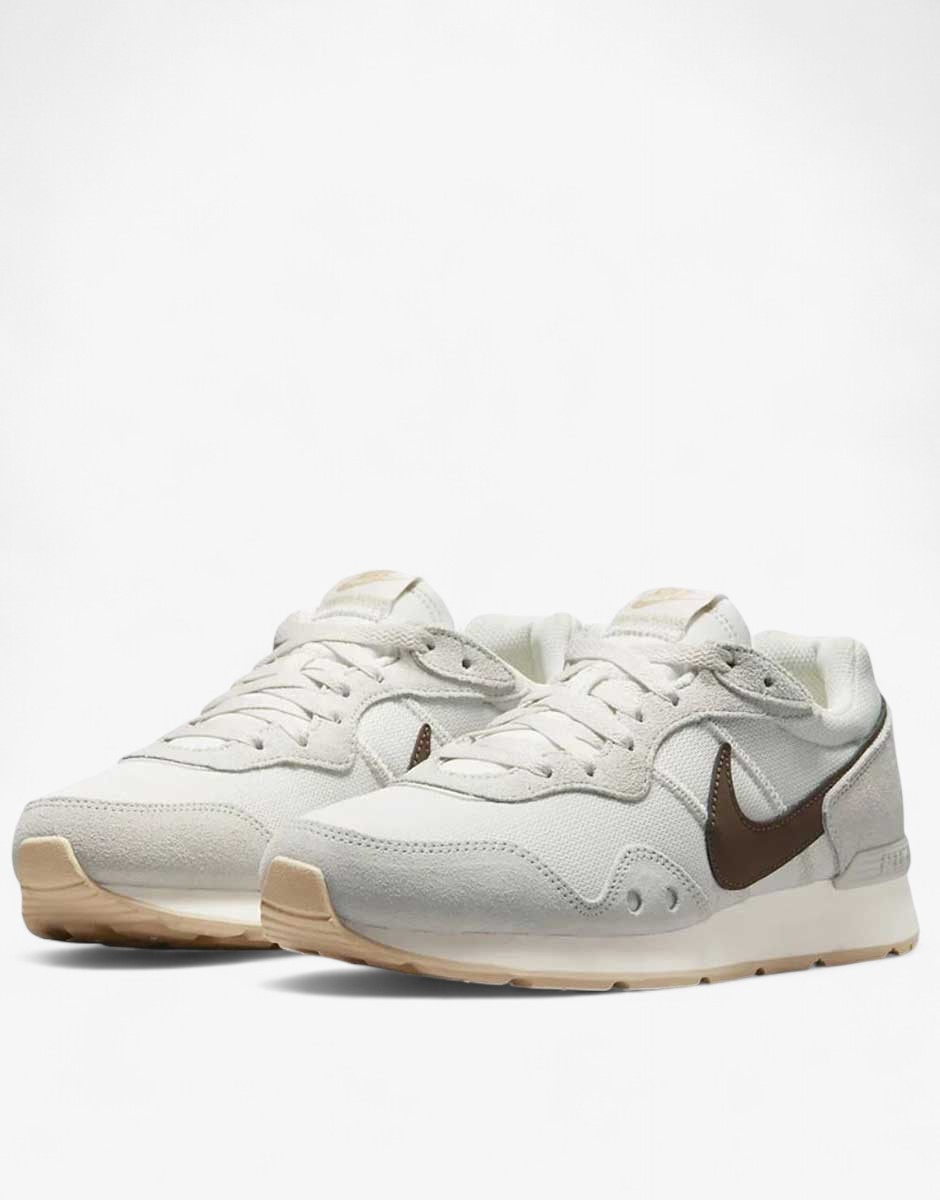 NIKE Venture Runner Shoes White