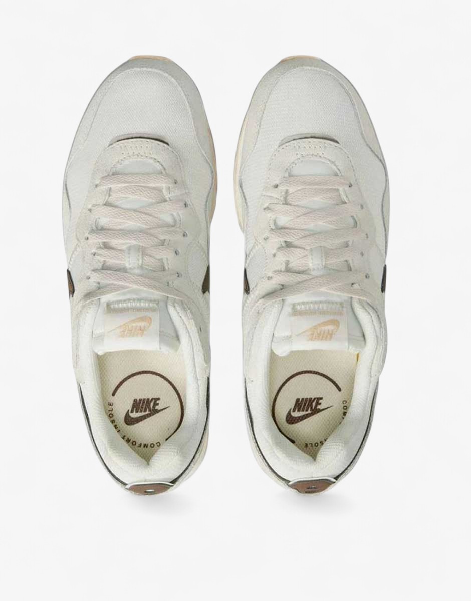 NIKE Venture Runner Shoes White